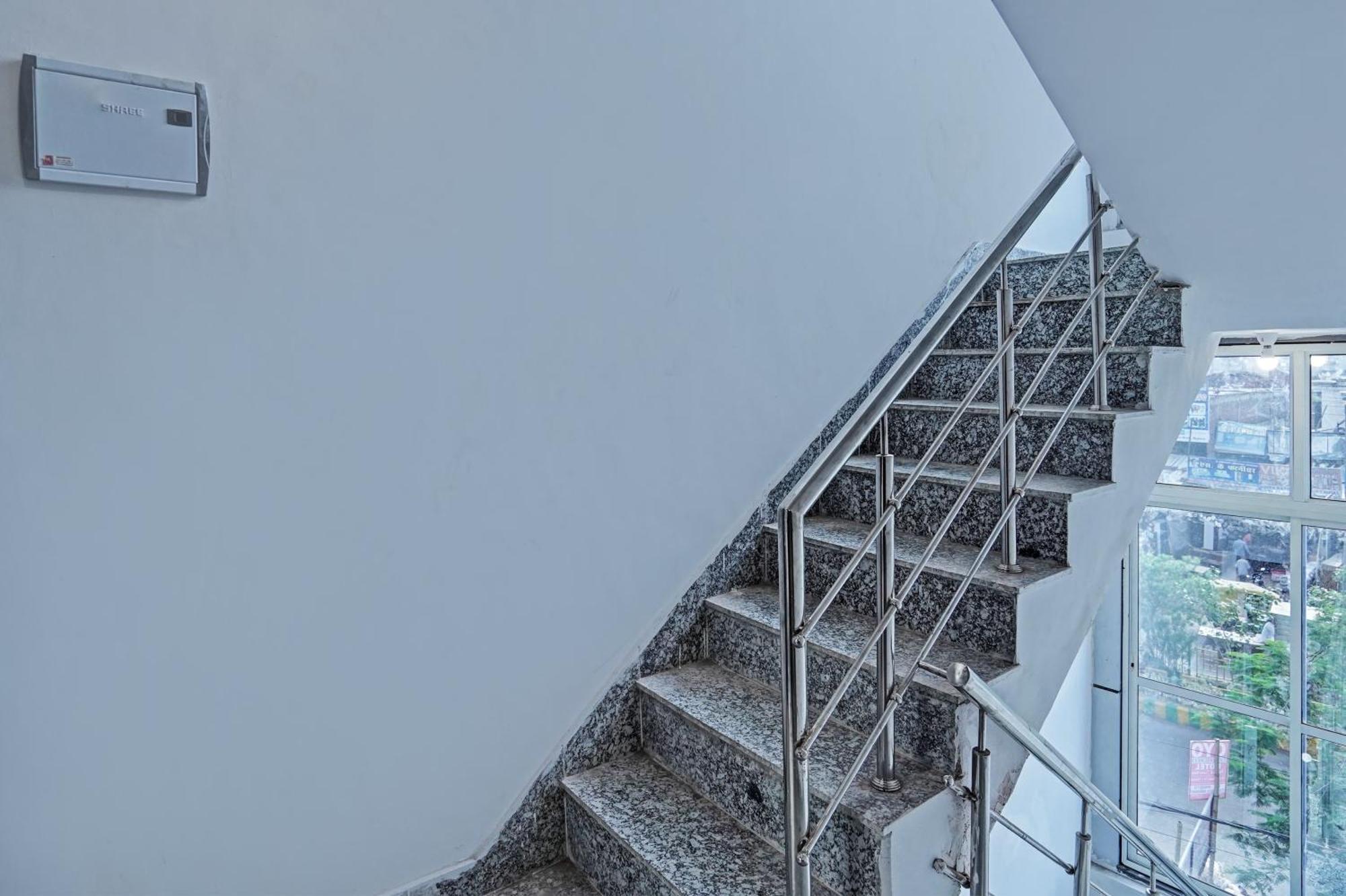 Oyo Flagship Evergreen Tower Hotel Ghaziabad Zewnętrze zdjęcie